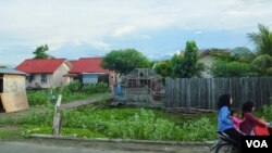 ផ្ទះ​សម្បែង​ត្រូវ​បាន​សាងសង់​ឡើង​វិញ​តាម​បណ្តោយ​ឆ្នេរ​នៅ​ខេត្តBanda​​ Aceh​ នៅ​ក្នុង​តំបន់​កាត់​ផ្តាច់​៣០០ម៉ែត្រ​ ដែល​ត្រូវ​បាន​​ណែនាំ​មិន​ឱ្យ​មាន​ការ​ស្នាក់​អាស្រ័យ​សារ​ជា​ថ្មី​។