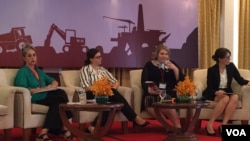 វាគ្មីន​ចូលរួម​ពិភាក្សា​ពី​មធ្យោបាយ​អភិវឌ្ឍ​វិស័យ​រ៉ែ នៅក្នុង​សិក្ខា​សាលា​ស្តី​ពី​ឧស្សាហកម្ម​និស្សារណកម្មដែលត្រូវបាន​រៀបចំ​ដោយ​ក្រុម​ប្រឹក្សា​ផ្ដល់​យោបល់​ និង​ពិភាក្សា​អំពី​ការ​ទទួល​ខុស​ត្រូវ​របស់​សាជីវកម្ម​ចំពោះ​សង្គម ​ឬ​ហៅកាត់​ថា CSR នៅ​ទីក្រុង​ភ្នំពេញ កាលពី​ថ្ងៃច័ន្ទ ទី២១ ខែមីនា ឆ្នាំ​២០១៦។ (ពិន ស៊ីសុវណ្ណ/VOA)