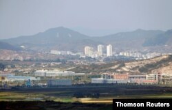 Kota Kaesong terlihat di belakang Kompleks Industri Kaesong antar-Korea, melintasi DMZ yang memisahkan Korea Utara dari Korea Selatan. (Foto: Reuters)