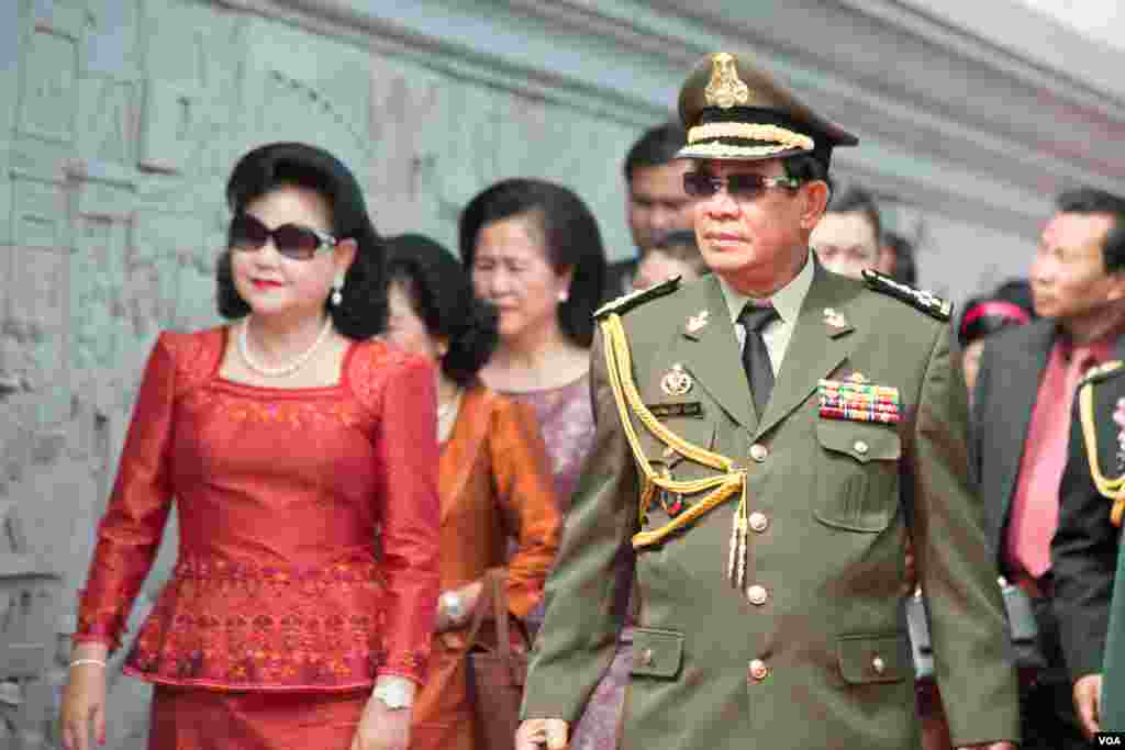 នាយករដ្ឋ​មន្រ្តី​កម្ពុជា ហ៊ុន សែន មើល​រូប​ដែល​ត្រូវ​បាន​ឆ្លាក់​លើ​ជញ្ជាំង​វិមាន​ឈ្នះៗ បន្ទាប់​ពី​កាត់ខ្សែបូរ​រួច​ក្នុង​ទិវា​នយោបាយ​ឈ្នះៗ​និង​សម្ពោធ​វិមាន​ឈ្នះ ឈ្នះ​កាលពី​ព្រឹកថ្ងៃទី​២៩ ខែធ្នូ ឆ្នាំ២០១៨ក្នុង​រាជធានី​ភ្នំពេញ ប្រទេស​កម្ពុជា។(ទុំ ម្លិះ/VOA)