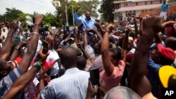 Former Presidential candidate Moise Jean-Charles from the Platform Pitit Dessalines party, is carried by supporters after national police officers attempted to detain him in Delmas, a district of Port-au-Prince, Haiti, Sept. 13, 2017. 