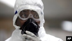 Ma'akacin lafiya a tashan filin jirgin sama na Murtala Muhammed dake Lagos, Nigeria, 