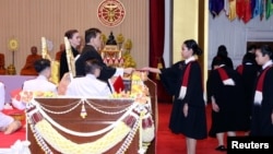 ព្រះមហាក្សត្រ​ថៃ​ ព្រះបាទ Maha Vajiralongkorn យាង​ចូលរួម​ពិធី​ចែកសញ្ញាប័ត្រ​នៅ​សាកល​វិទ្យាល័យ Thammasat (ធម្មសាស្ត្រ) ក្នុង​ទីក្រុង​បាងកក​ប្រទេស​ថៃ នៅ​ថ្ងៃទី៣០ ខែតុលា ឆ្នាំ២០២០។