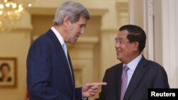 U.S. Secretary of State John Kerry is welcomed by Cambodia's Prime Minister Hun Sen in Phnom Penh, Cambodia, Jan. 26, 2016. 