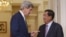 U.S. Secretary of State John Kerry is welcomed by Cambodia's Prime Minister Hun Sen in Phnom Penh, Cambodia, Jan. 26, 2016. 