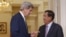 U.S. Secretary of State John Kerry is welcomed by Cambodia's Prime Minister Hun Sen in Phnom Penh, Cambodia, Jan. 26, 2016. 