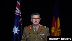 앵거스 캠벨 호주 합참의장이 19일 캠버라에서 아프간 주둔 호주 특수부대원들이 민간인 살해 사건 관련 조사 내용을 발표하고 있다.