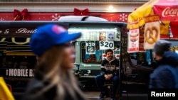 Një berber duke pritur për klientë në Nju Jork