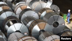 Gulungan baja di pabrik produsen baja Salzgitter di Salzgitter, Jerman, 3 Maret 2016. 