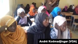 Zouhoura, la jeune fille violée, partait pour le lycée quand le viol collectif s'est produit. Photo prise dans un lycée au Tchad le 31 mai 2016. (VOA/André Kodmadjingar)
