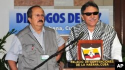 Jesus Santrich (kanan) dari Tentara Revolusi Kolombia dan angora FARC Andres Paris dalam pembicaraan damai di Havana, 12 Mei 2014 (Foto: dok).