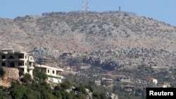 지난해 10월 레바논 남부 접경 마을 크바 슈바에서 이스라엘 군 초소가 보인다. (자료사진)