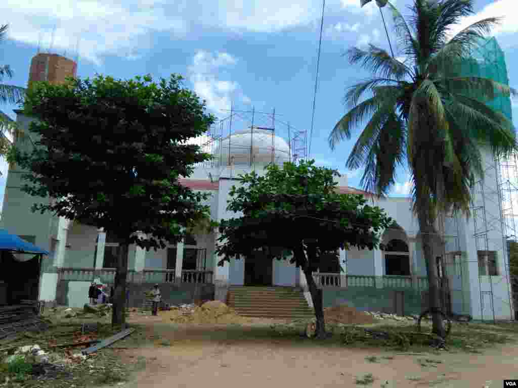 ទិដ្ឋភាព​ខាង​មុខ​មស្ចិត​ (វិហារ​ឥស្លាម) ស្វាយ​ឃ្លាំង ដែល​កំពុង​កែ​លំអ​ឡើង​វិញ នៅ​ភូមិ​ស្វាយ​ឃ្លាំង ឃុំ​ស្វាយ​ឃ្លាំង​ ស្រុក​ក្រូច​ឆ្មារ ខេត្ត​កំពង់​ចាម នៅ​ថ្ងៃ​សៅរ៍ ទី​២២​ ខែ​កក្កដា​ ឆ្នាំ​២០១៧។ (សើ​ សាយ្យាណា/VOA)