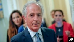 Senator Bob Corker (Partai Republik, negara bagian Tennessee) berbicara kepada media di Washington DC. 