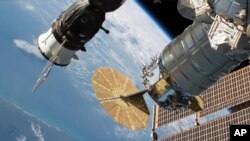 Dalam foto yang dirilis NASA tampak kru pesawat antariksa Rusia, Soyuz MS-09 (kiri) dan pesawat kargo Cygnus yang terpasang di Stasiun Luar Angkasa Internasional, 24 Juni 2018.