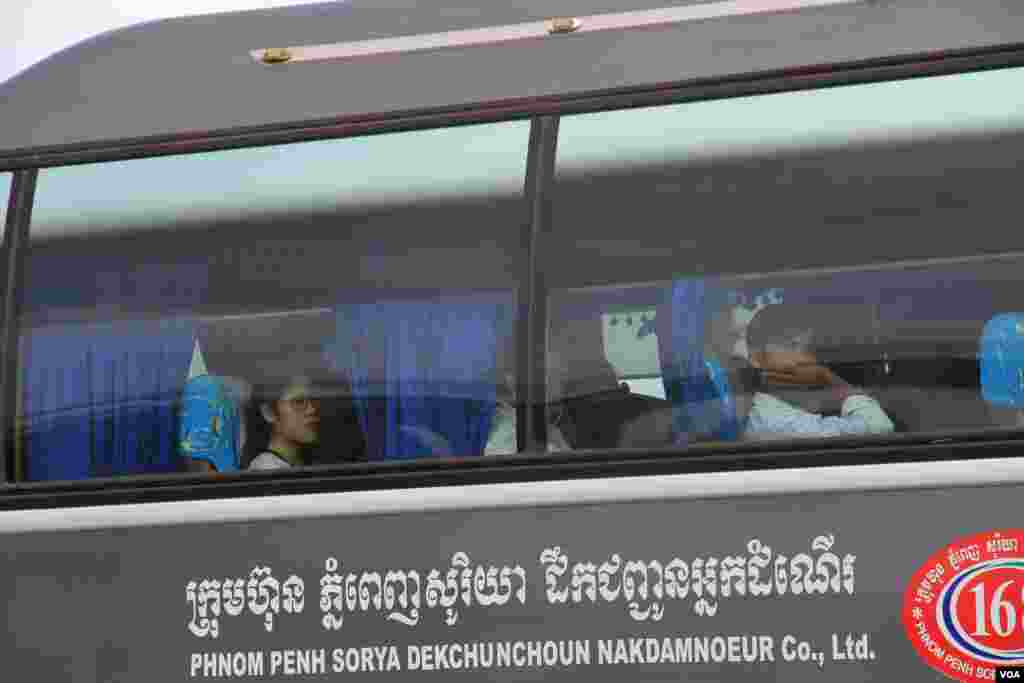 ប្រជាពលរដ្ឋ​កម្ពុជា​ ធ្វើដំណើរ​ទៅកាន់​ស្រុក​កំណើត​ នា​ឱកាស​បុណ្យ​ចូលឆ្នាំ​ខ្មែរ​ ក្នុង​រាជធានី​ភ្នំពេញ​ នៅ​ថ្ងៃទី​១៣ ខែ​មេសា​ ឆ្នាំ​២០១៧។ (ហ៊ាន សុជាតា/ VOA)