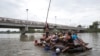 Sejumlah Migran Berenang dan Naik Rakit Melintasi Meksiko Menuju Amerika