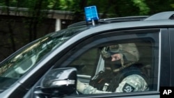 Polisi meninggalkan pengadilan di Dresden, bagian timur Jerman (10/10), setelah Jaber Albakr, 22, ditahan di Leipzig menyusul perburuan selama hampir dua hari. (AP/Jens Meyer)