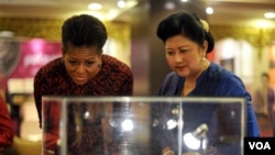 Ibu negara Ani Yudhoyono mendampingi Michelle Obama dalam sebuah pameran di istana negara tahun lalu. Ani Yudhoyono adalah salah seorang penerima tanda jasa dari Presiden SBY (Foto: dok)