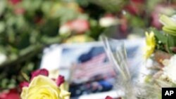 图为2010年9月11日人们在纽约世贸大厦原址缅怀9/11恐怖袭击的罹难者