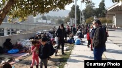 Qochqinlar ko'chalarda uxlamoqda, Izmir, Turkiya, 2020-yil, 13-aprel