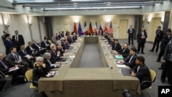 រូបថតឯកសារ៖ ក្រុម​មន្ត្រី​មក​ពី​ចក្រភព​អង់គ្លេស​ រស្ស៊ី​ ចិន បារាំង​ អាល្លឺម៉ង់ សហភាព​អឺរ៉ុប ​សហរដ្ឋ​អាមេរិក​ និង​អ៊ីរ៉ង់​ រង​ចាំ​ការ​ចាប់​ផ្តើម​ការ​ពិភាក្សាគ្នា​អំពី​អាវុធ​បរមាណូ​អីរ៉ង់​ នៅទីក្រុង​ Lausanne ប្រទេស​ស្វីស​ កាលពីថ្ងៃទី​៣០ ខែ​មីនា ឆ្នាំ២០១៥។ 