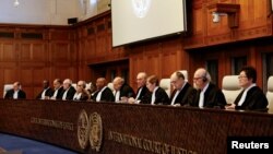 Hakim di Mahkamah Internasional (ICJ) memutuskan tindakan darurat terhadap Israel menyusul tuduhan Afrika Selatan bahwa operasi militer Israel di Gaza adalah genosida yang dipimpin negara, di Den Haag, Belanda, 26 Januari 2024. (Foto: REUTERS/Piroschka van de Wouw)