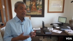 Chang Youk, director of DC-Cam, talks to VOA Khmer about national reconciliation at his office in Phnom Penh, Cambodia, August 08th, 2016. (Neou Vannarin/VOA Khmer)