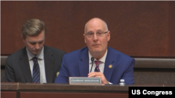 2025年6月25日，美国会众议院美国与中共战略竞争特设委员会的主席约翰·穆勒纳尔(John Moolenaar)在《威权者与算法：为何美国必须在人工智能领域领先》的听证会上发言。