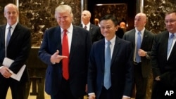 Donald Trump, yang saat itu Presiden AS terpilih, berdiri bersama Pimpinan Alibaba Jack Ma, saat keduanya memberikan pernyataan pers di Trump Tower di New York, 9 Januari 2017.