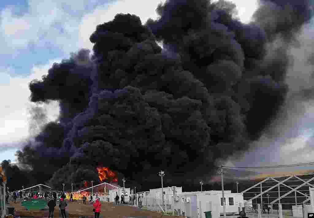 보스니아 서부 비하치의 1천2백명의 이주민이 생활하는 리파 난민 캠프에 대형 화재가 발생했다. 화재의 원인은 아직 밝혀지지 않았고 인명피해는 없는 것으로 알려졌다.