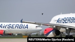 Des avions à l'aéroport Nikola Tesla de Belgrade, en Serbie, le 25 avril 2020.