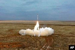 Rudal Iskander-K Rusia diluncurkan selama latihan militer di tempat latihan di Rusia. (Foto: via AP)