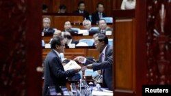 លោក​នាយករដ្ឋមន្ត្រី​ ហ៊ុន សែន​ និយាយ​ទៅ​កាន់​​ លោក​ សម រង្ស៊ី ប្រធាន​គណបក្ស​សង្គ្រោះ​ជាតិ​ក្នុង​អំឡុង​ពេល​សម្រាក​​ពី​កិច្ចប្រជុំ​មួយ​នៅ​ក្នុង​​មន្ទីរ​រដ្ឋសភា​ជាតិ​នៅ​ក្នុង​រាជធានី​ភ្នំពេញ កាល​ពី​ថ្ងៃ​ទី​២៨ ខែ​វិច្ឆិកា ឆ្នាំ​២០១៤។ Reuters