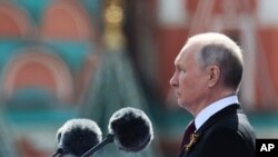 블라디미르 푸틴 러시아 대통령이 9일 모스크바 전승절 행사를 지켜보고 있다. 