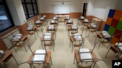 Arhiva - Razdvojene školske klupe u učionoci u školi u predgrađu Beograda, pred početak školske godine usred pandemije Kovida 19, 1. septembra 2021.