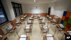 ARHIVA - Prazna učionica u Belegišu pred početak školske godine (Foto: AP/Darko Vojinović)