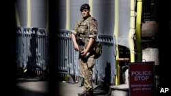 Un soldat patrouille à Downing Street, Londres, le 25 mai 2017. 