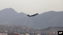 Američki vojni avion polijeće sa Međunarodnog aerodoma Hamid Karzai, 30. avgusta 2021. (Foto: AP/Wali Sabawoon)