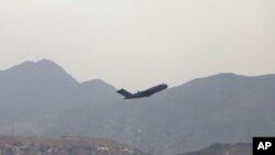 L'un des derniers avions militaires américains décolle de l'aéroport international Hamid Karzai de Kaboul, en Afghanistan, lundi 30 août 2021. 