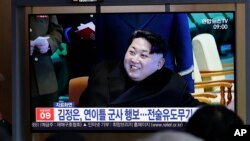 Pemimpin Korea Utara, Kim Jong-un dalam berita yang ditayangkan di stasiun kereta api di Seoul, Korea Selatan, 18 April 2019. (Foto: dok). 