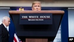 ប្រធានាធិបតី ដូណាល់ ត្រាំ ថ្លែង​អំពី​វីរុស​កូរ៉ូណា ខណៈ​ដែល​អនុប្រធានាធិបតី Mike Pence ឈរ​នៅ​ក្បែរ​នោះ សេតវិមាន ថ្ងៃ​សុក្រ ទី​២៤ ខែមេសា ឆ្នាំ​២០២០។ 