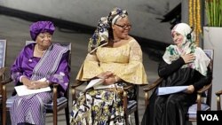 Penerima hadiah Nobel Perdamaian 2011, dari kiri: Presiden Liberia Ellen Johnson-Sirleaf, aktivis perdamaian Liberia Leymah Gbowee, dan aktivis HAM Yaman Tawakkol Karman di Oslo, Norwegia (10/12).