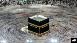 Dalam foto ini yang diambil dengan kecepatan rana lambat, para jama'ah haji mengelilingi Ka'bah di kota suci Muslim Mekah, Arab Saudi, Selasa, 13 Agustus 2019. (Foto: AP/Amr Nabil)
