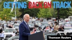 조 바이든 미국 대통령이 29일 조지아주 둘루스에서 열린 취임 100일 기념 집회에서 연설하고 있다.