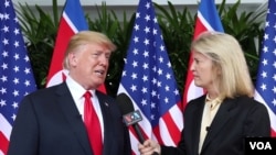 លោក​ប្រធានាធិបតី​អាមេរិក ដូណាល់ ត្រាំ ផ្តល់​បទ​សម្ភាសន៍​ដល់​លោកស្រី Greta Van Susteren អ្នកសារព័ត៌មាន​របស់ VOA បន្ទាប់​ពី​កិច្ចប្រជុំ​របស់​លោក​ជាមួយ​នឹង​លោក​ គីម ជុងអ៊ុន នៅ​ក្នុង​ប្រទេស​សិង្ហបុរី។