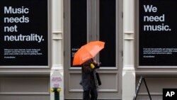 지난 1월 뉴욕주 뉴욕시 소호의 스피커 샵 유리에 "음악은 망 중립성이 필요하다"라고 적혀있다. 