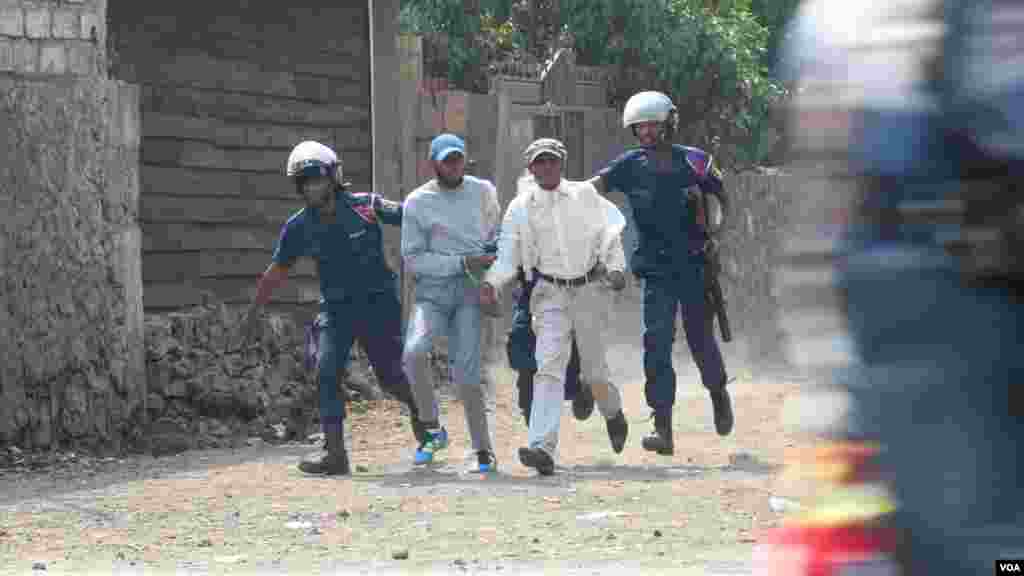 Deux civils arretés dans leur parcelle au Quartier Virunga à Goma, le 31 juillet 2017.&nbsp; (VOA/Charly Kasereka)