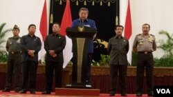 Presiden Susilo Bambang Yudhoyono memberikan keterangan pers setelah memimpin langsung pertemuan antara pimpinan KPK dan Kapolri di Istana Negara hari Senin malam, 8/10 (foto: Andylala/VOA).