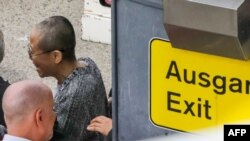 中国诺贝尔和平奖得主刘晓波的遗孀刘霞抵达德国柏林的泰格尔机场。（2018年7月10日）